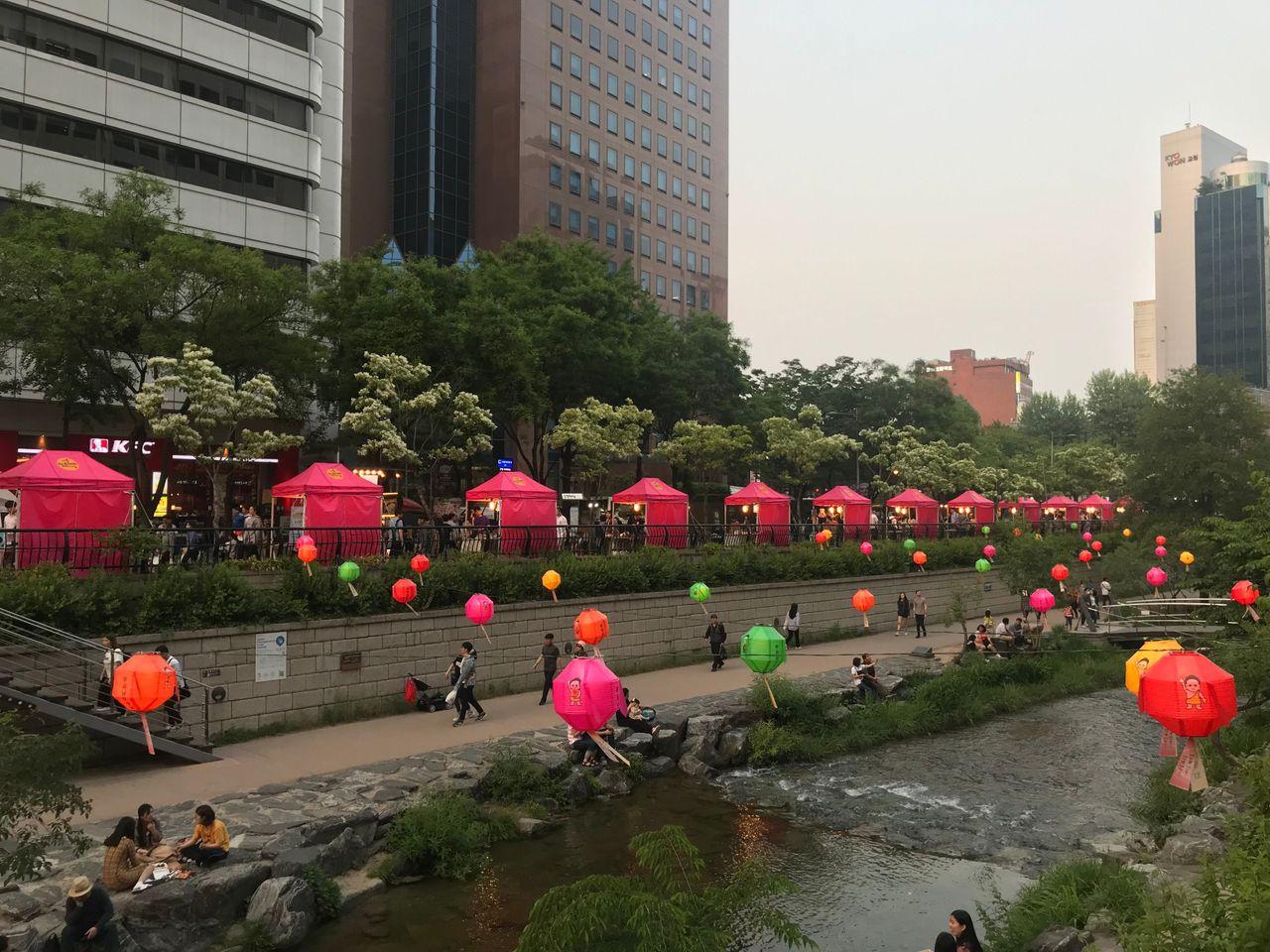 【คยองชองกเยชอน เกาหลี】ตะลุยตลาดนัดกลางคืนที่คลองชองกเยชอน 2025! เดินเลียบคลองชองกเยชอนสวย ๆ และตะลุยตลาดนัดกลางคืนกัน!